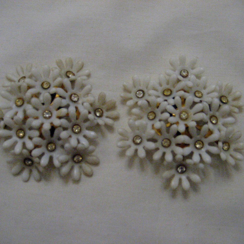 Vintage Hong Kong PlasticRhinestone Clipons 21$